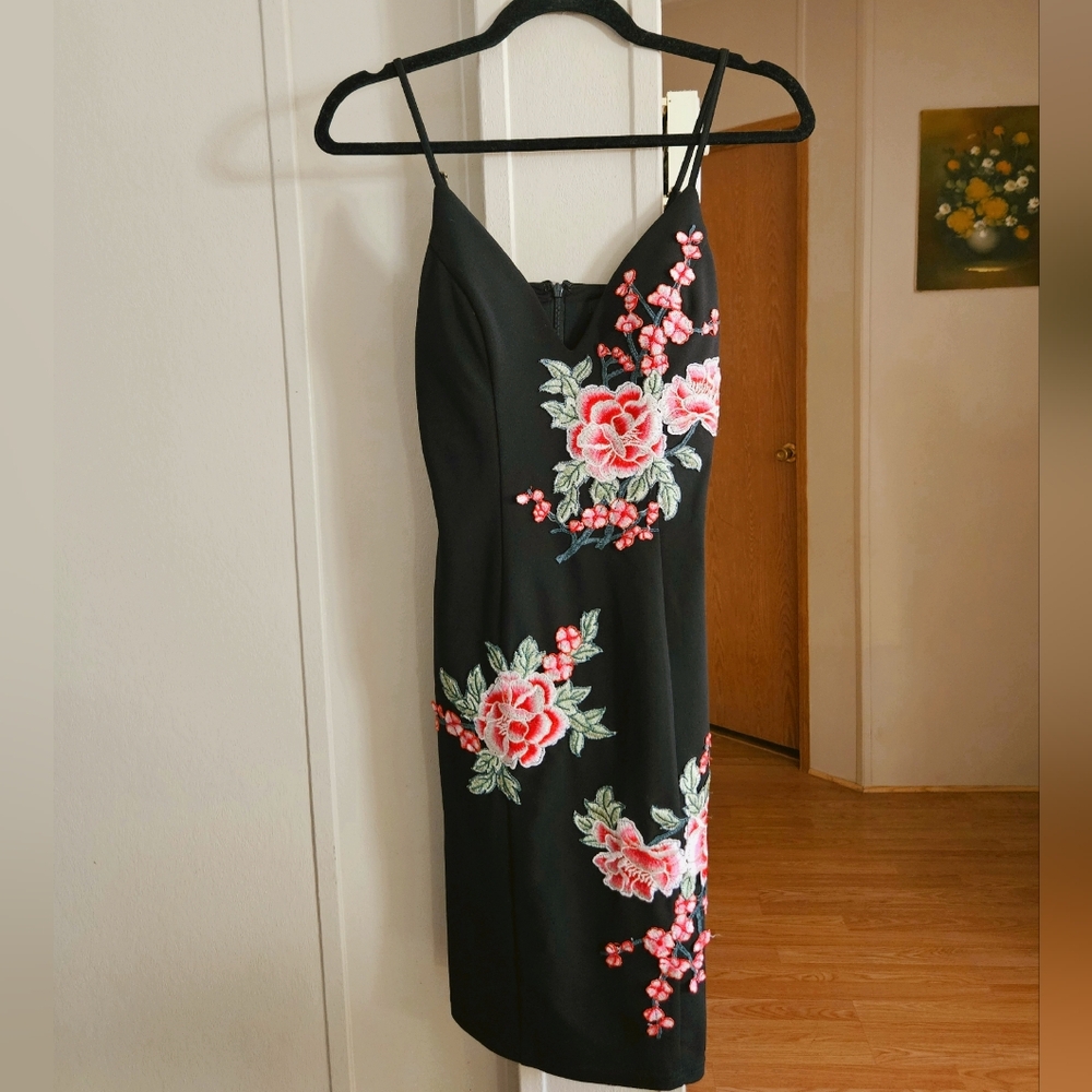Entry Embroidered Floral Bodycon Dress